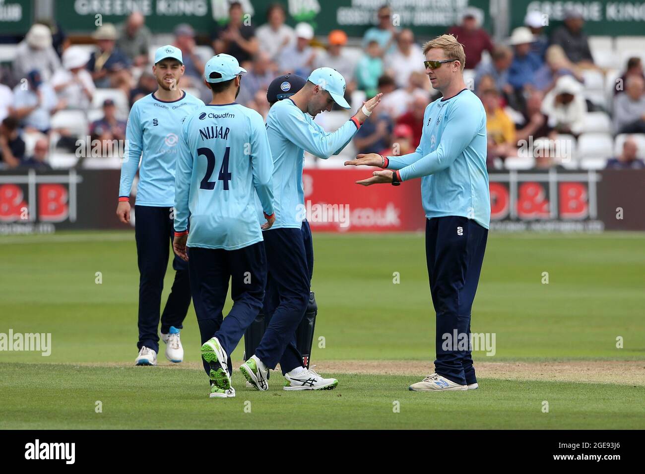 Simon Harmer dell'Essex festeggia con i suoi compagni di squadra dopo aver preso il wicket di Matt Milnes durante Essex Eagles vs Kent Spitfakes, Royal London One-da Foto Stock