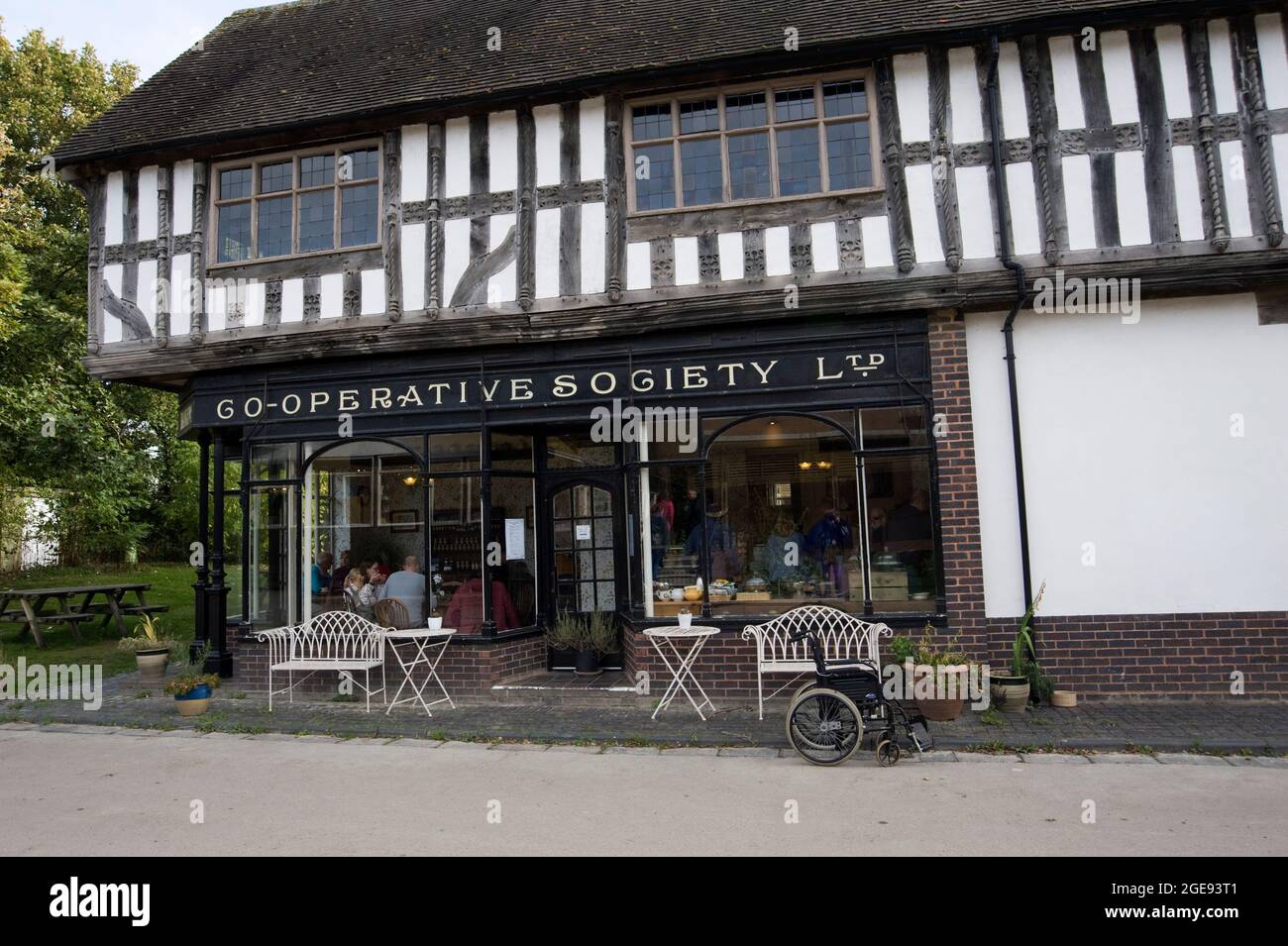 Facciata cooperativa dell'edificio presso l'Avoncroft Museum of Historic Buildings Stoke Heath Bromsgrove Worcestershire Inghilterra UK Foto Stock