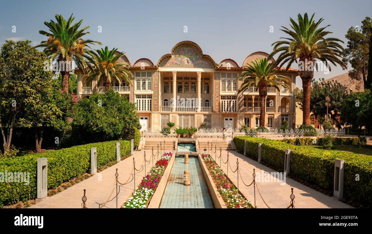 Shiraz, Iran, 16 luglio 2021 Giardino persiano di Eram con il suo bellissimo padiglione, tradizionale sistema di fontane iraniane e palme. Qavam House e natu Foto Stock