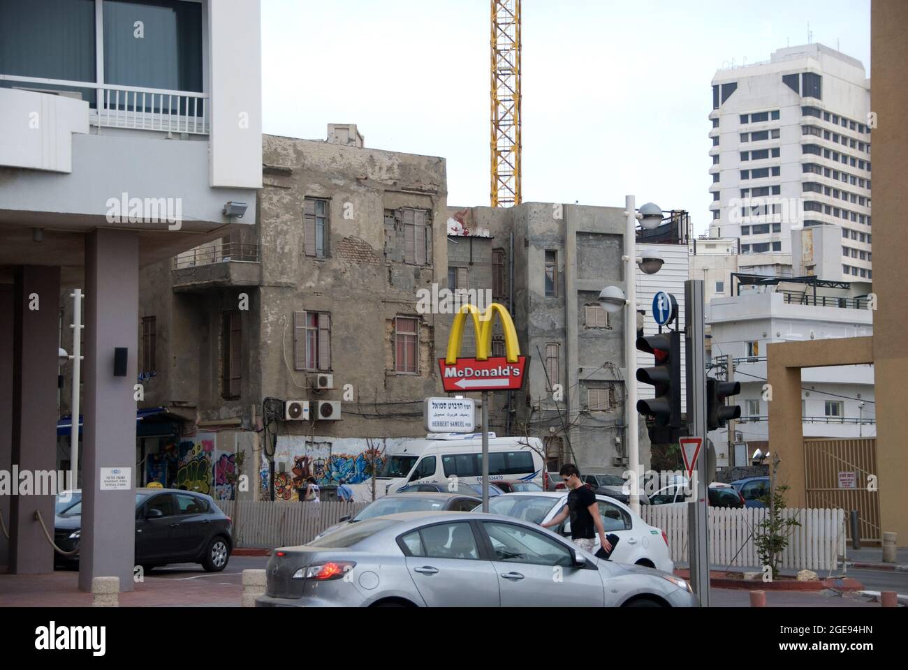 TEL AVIV, ISRAELE - 24 maggio 2021: Un McDonald's Sign sulla strada con vecchie e nuove case intorno a Tel Aviv, Israele Foto Stock