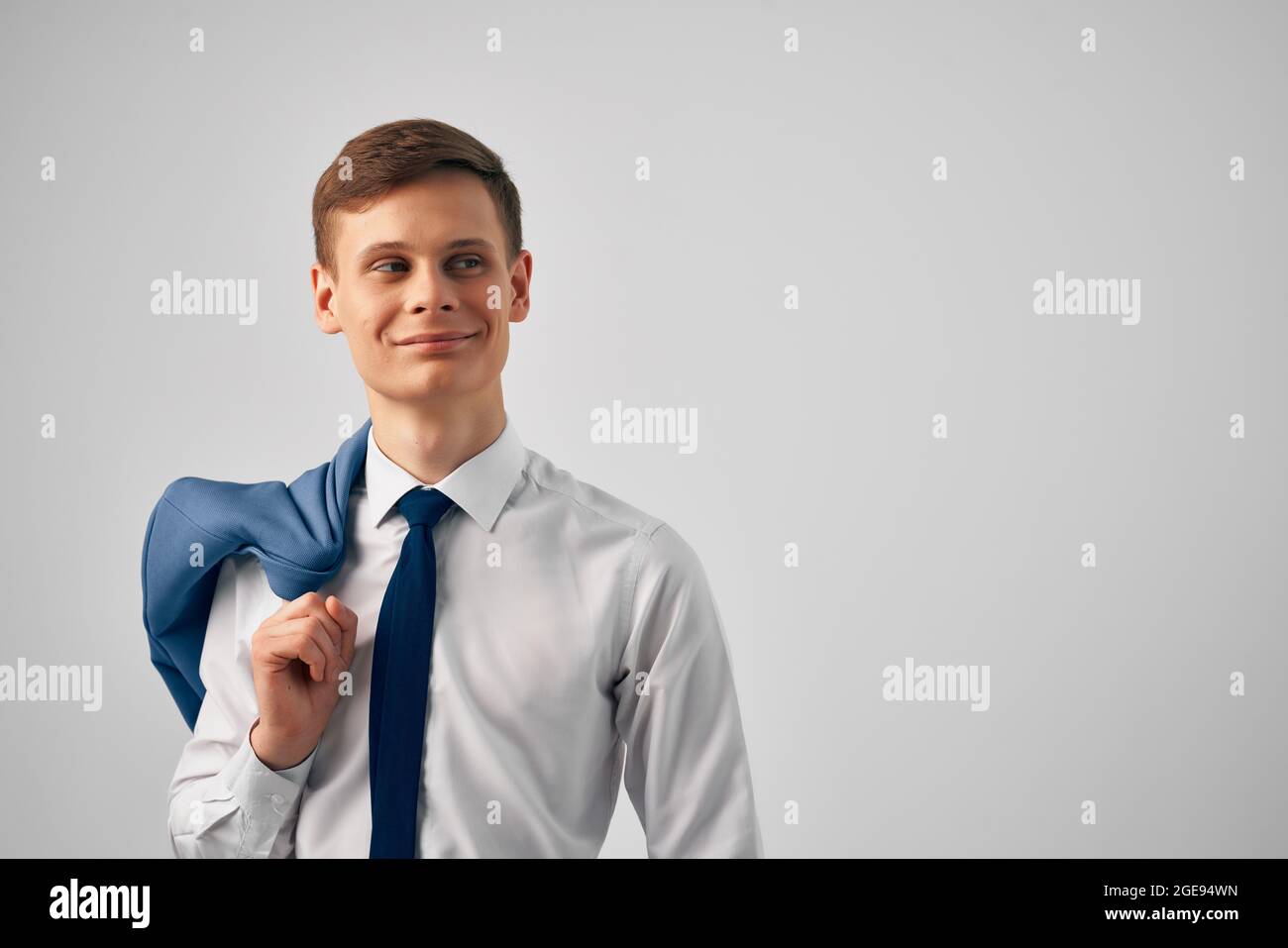uomo in camicia con cravatta e giacca sulle spalle lavoro di moda Foto  stock - Alamy
