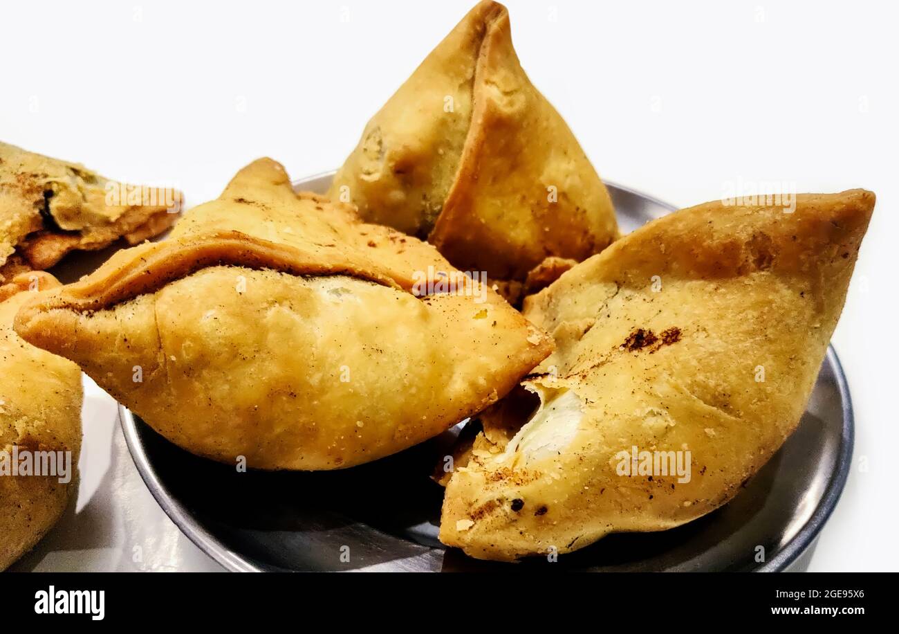 Patate samosa su sfondo bianco, piatti tradizionali indiani o pakistani del ramadan, speziati piatti di strada, famosi spuntini nel paese asiatico. Foto Stock