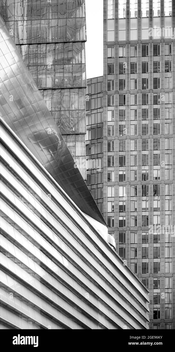 Immagine in primo piano in bianco e nero dell'architettura di New York, sfondo astratto urbano, USA. Foto Stock