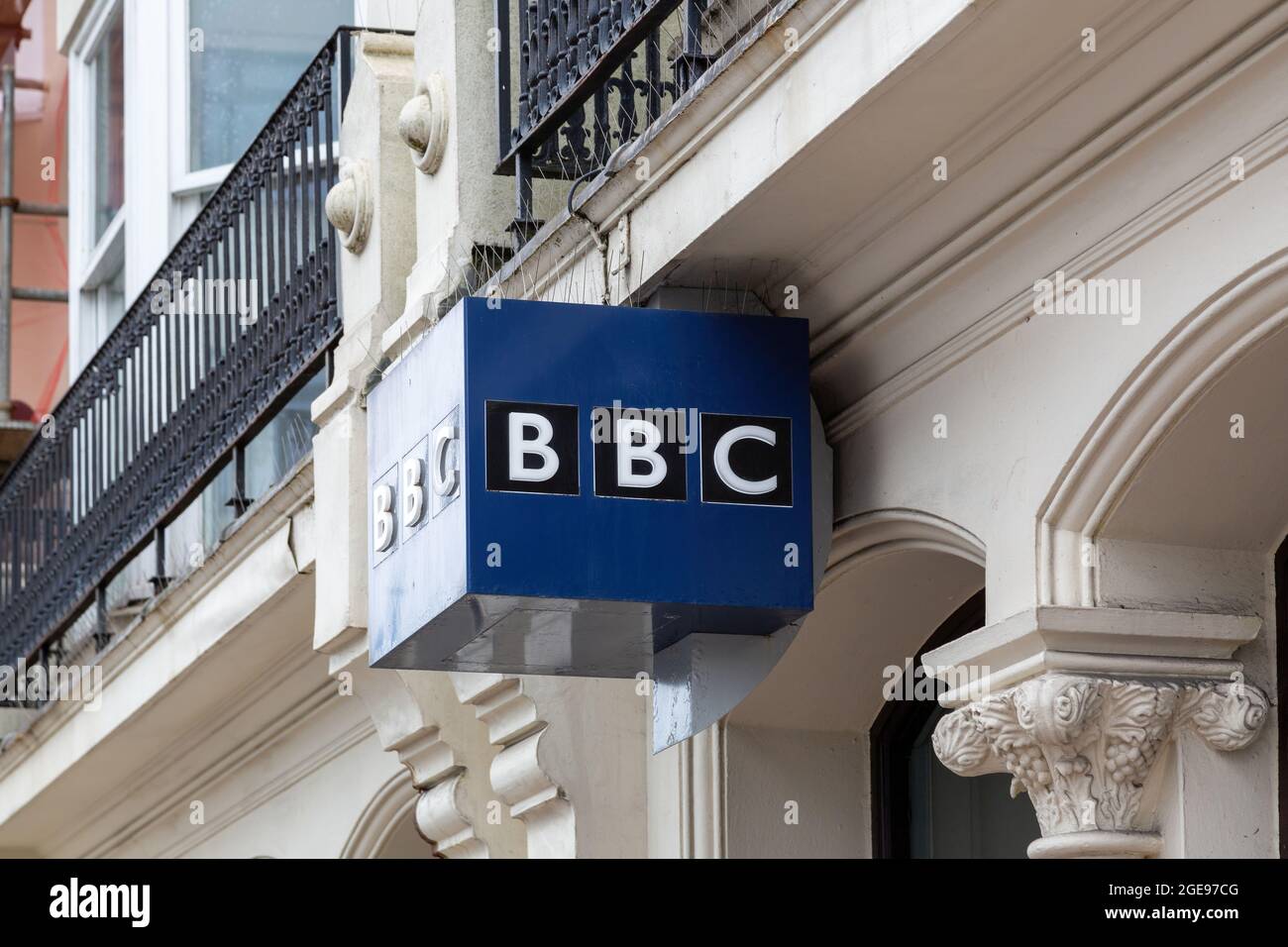 08-17-2021 Brighton, East Sussex, UK il logo della BBC su un cartello sul lato di un edificio Foto Stock