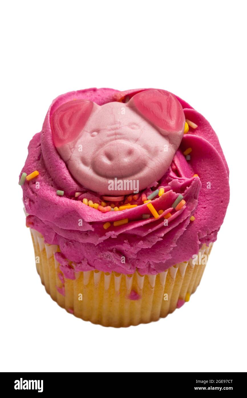 Percy Pig party cupcake torta da M&S isolato su sfondo bianco Foto Stock