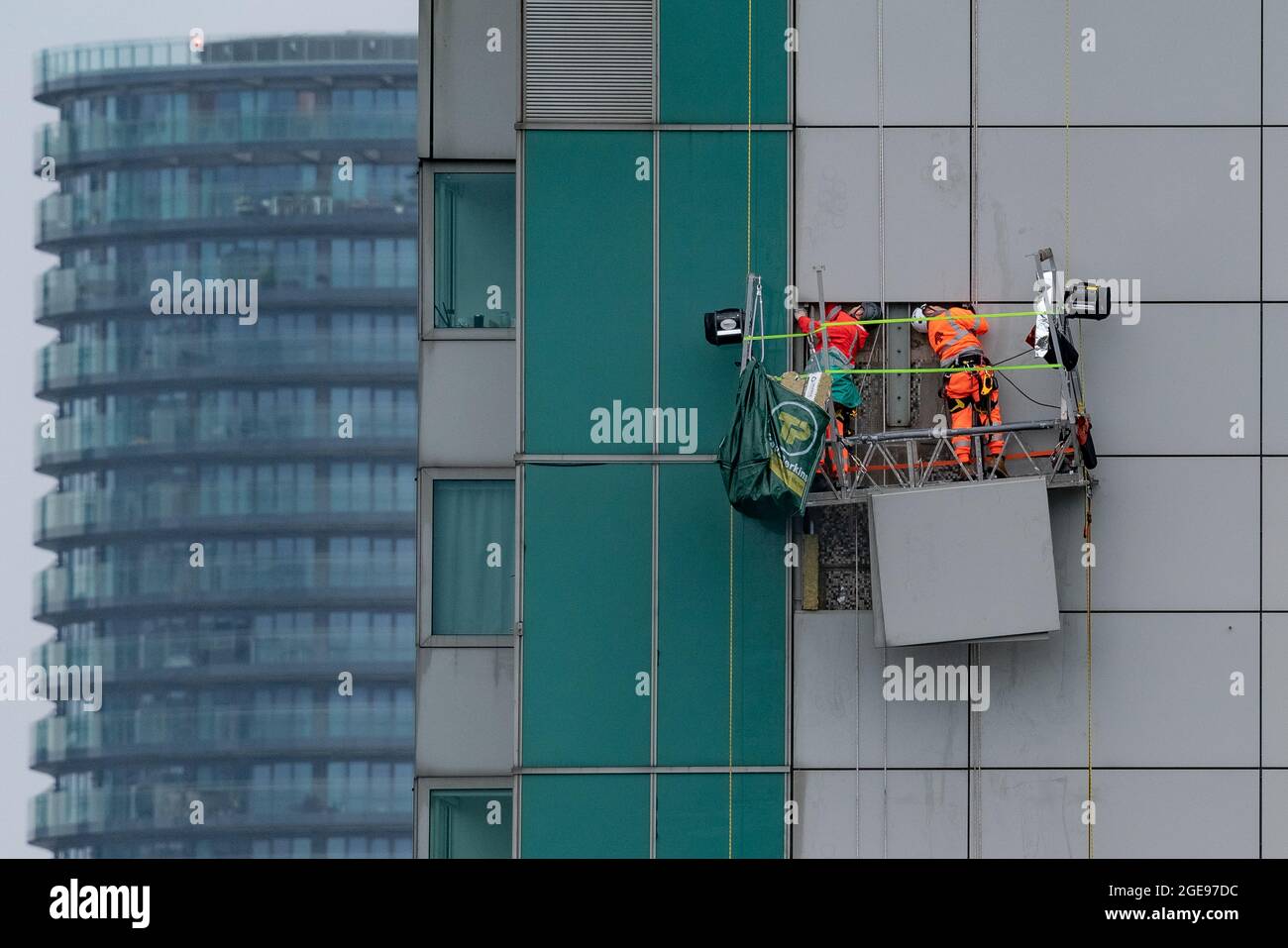 Londra, Regno Unito. 18 agosto 2021. Il rivestimento viene rimosso per l'ispezione dall'alto edificio residenziale privato a 29 piani della Torre Aragon nel sud-est di Londra. Credit: Guy Corbishley/Alamy Live News Foto Stock