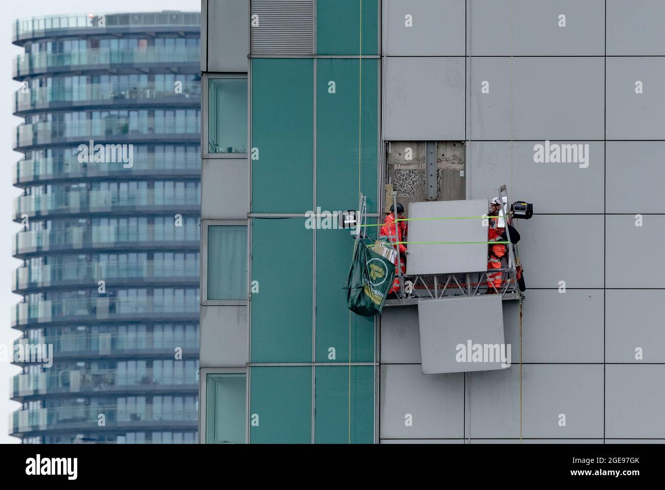Londra, Regno Unito. 18 agosto 2021. Il rivestimento viene rimosso per l'ispezione dall'alto edificio residenziale privato a 29 piani della Torre Aragon nel sud-est di Londra. Credit: Guy Corbishley/Alamy Live News Foto Stock