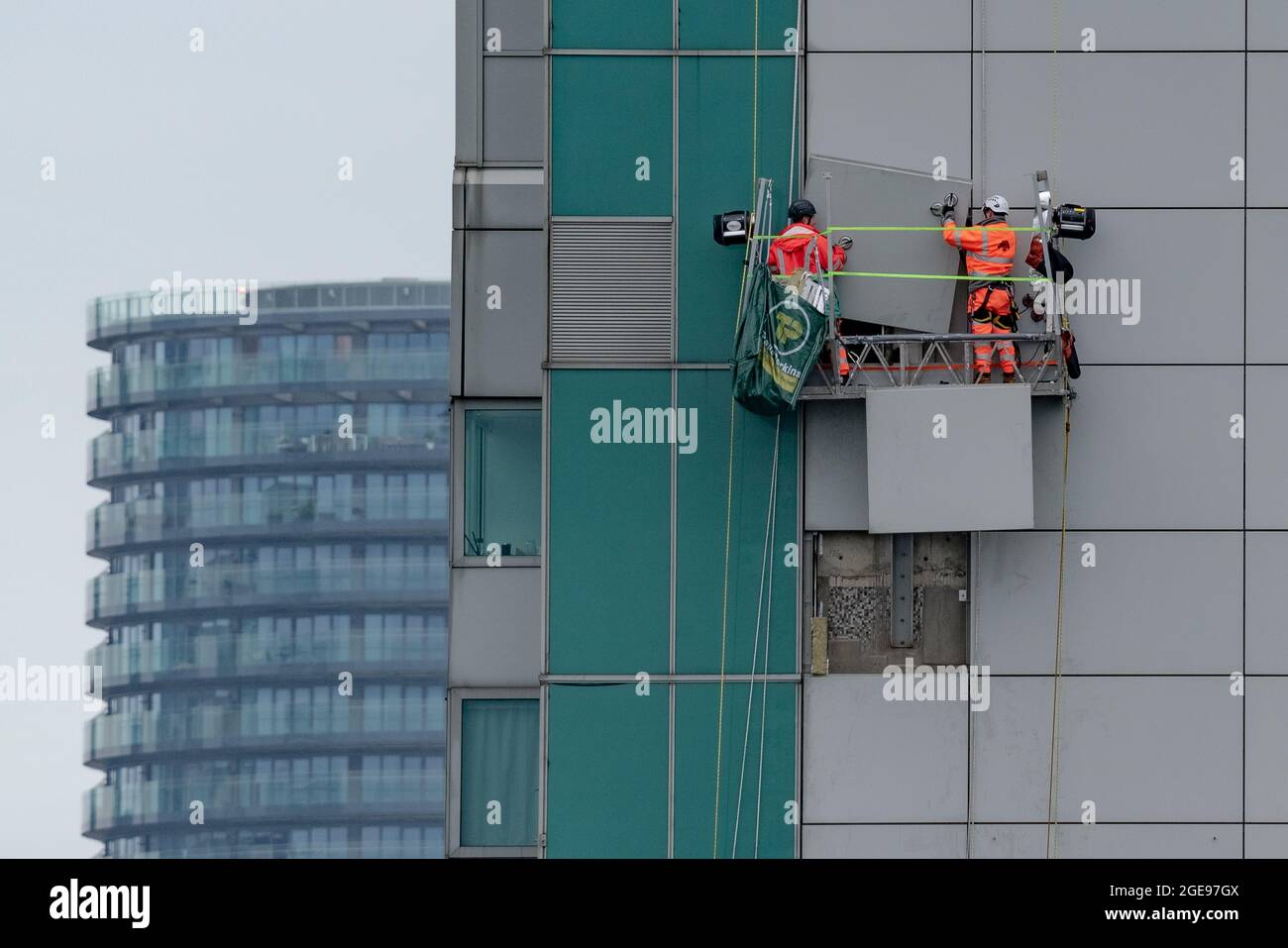 Londra, Regno Unito. 18 agosto 2021. Il rivestimento viene rimosso per l'ispezione dall'alto edificio residenziale privato a 29 piani della Torre Aragon nel sud-est di Londra. Credit: Guy Corbishley/Alamy Live News Foto Stock