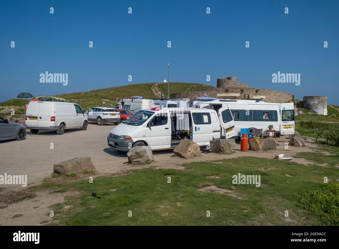Parcheggio Towan Head pieno di furgoni Van Lifer e camper vacanze a Newquay in Cornovaglia. Foto Stock