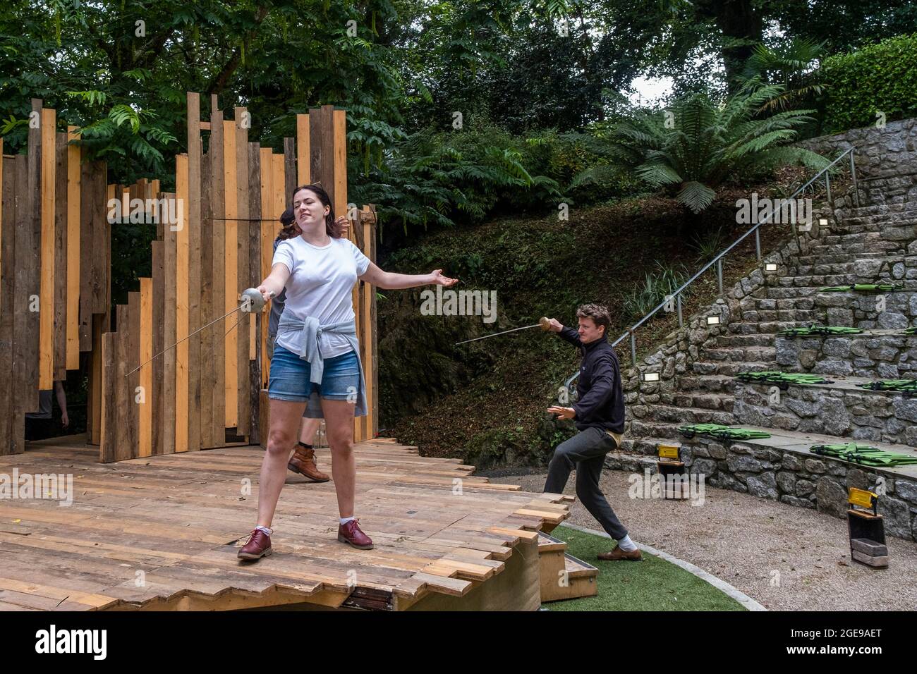 Attori di una prova di combattimento al Trebah Garden Amphitheatre in Cornovaglia. Foto Stock