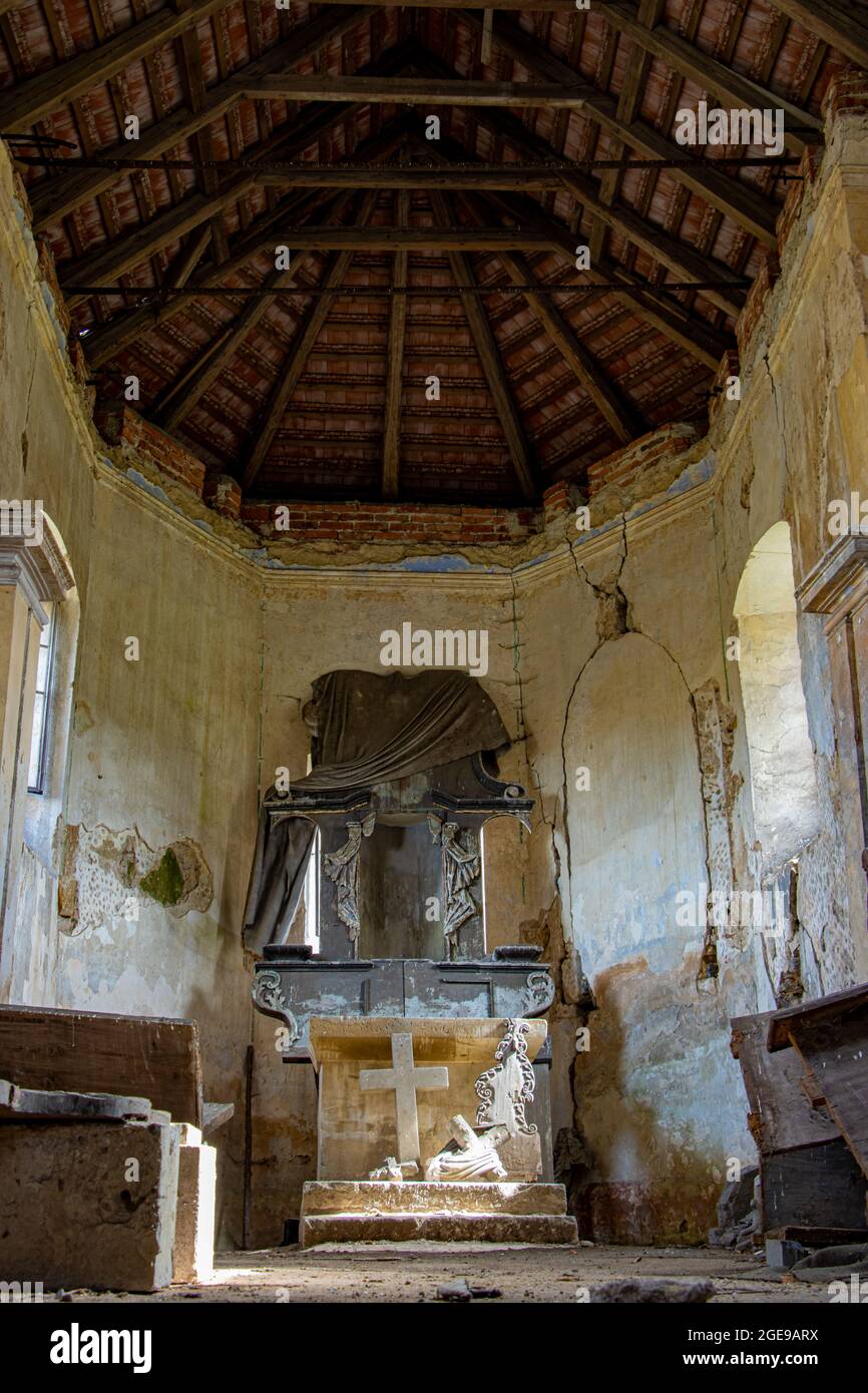 L'interno di una vecchia chiesa danneggiata Foto Stock