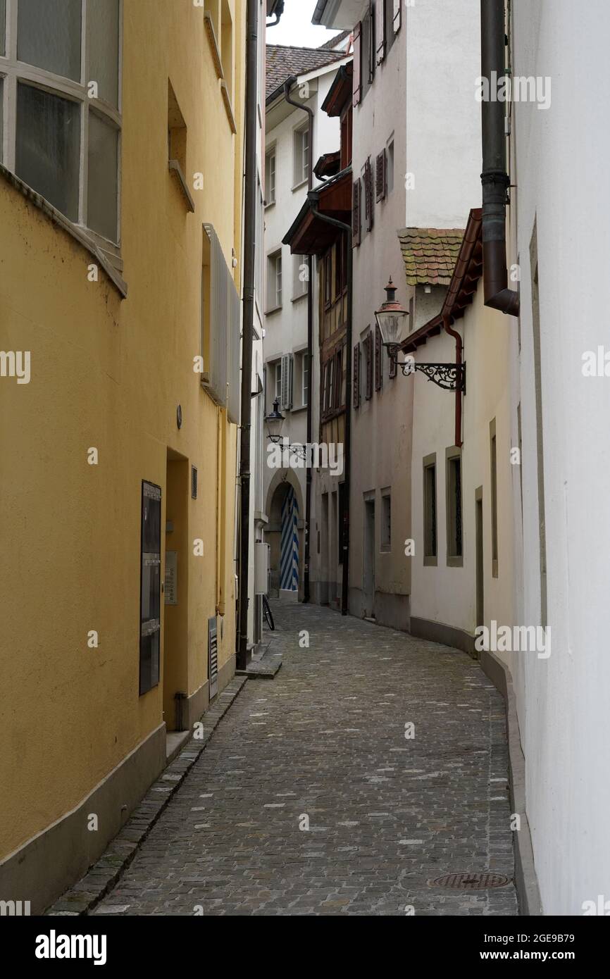 Strada stretta nel centro storico di Lucerna, Svizzera. Vecchie case sono utilizzate per scopi residenziali. Foto Stock