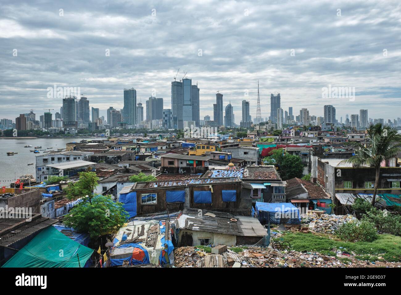 Vista dello skyline di Mumbai sulle baraccopoli nel sobborgo di Bandra Foto Stock