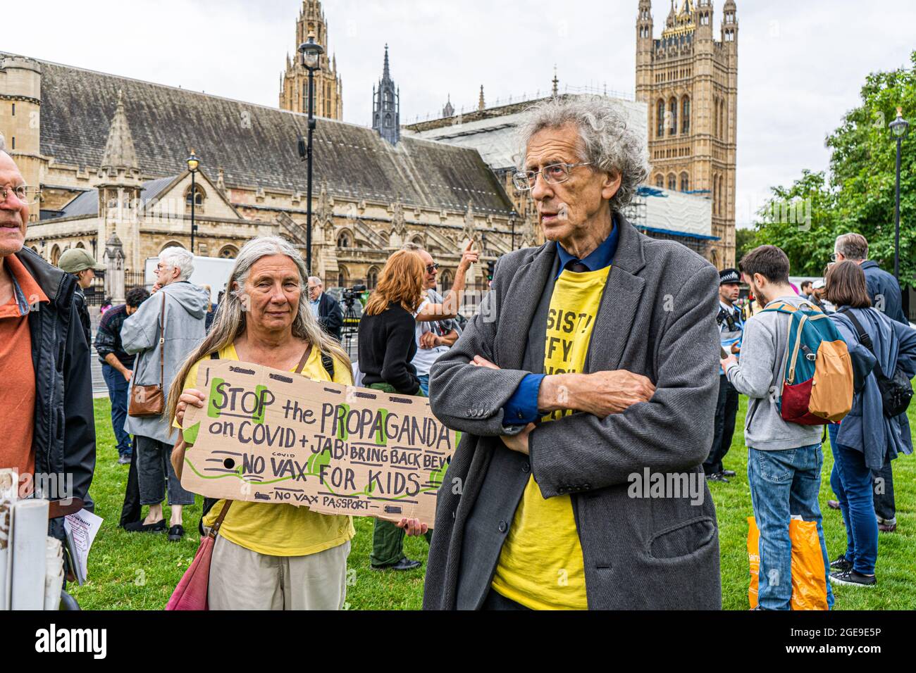 WESTMINSTER LONDRA 18 agosto 2021. Il camapigner anti lockdown Piers Corbyn distribuisce volantini all'esterno del Parlamento per una petizione contro i passaggi di segregazione sanitaria e per impedire ai bambini di receoving un jab covid. Credit amer Ghazzal/Alamy Live News Foto Stock