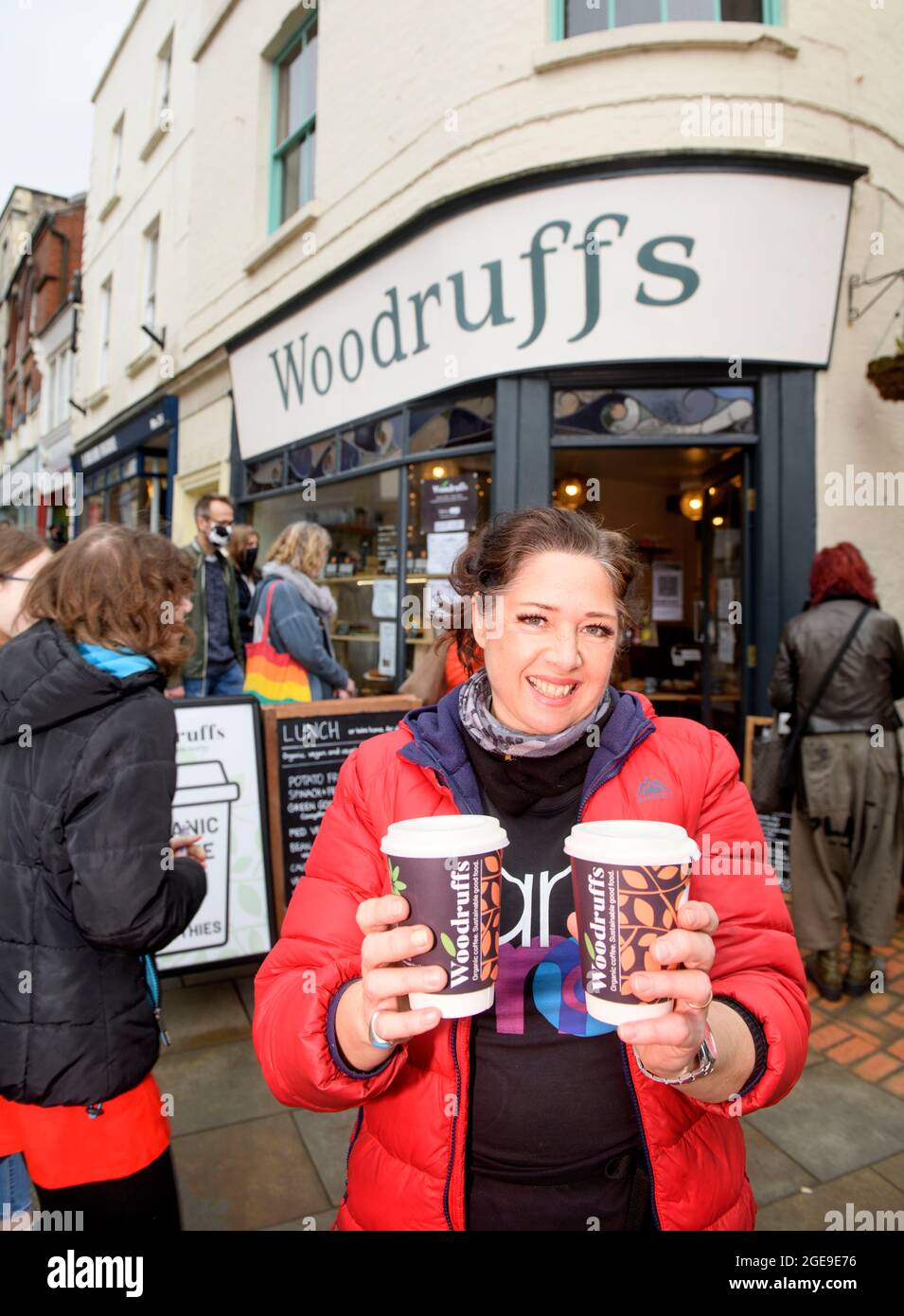 La città di Stroud in Gloucestershire - Vanessa Lavy Cousins un artista locale che lavora anche al Woodruffs Organic Café Foto Stock