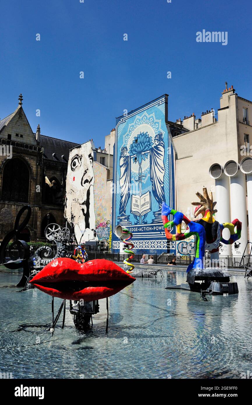 FRANCIA, PARIGI (75) 4 ° ARRONDISSEMENT, PIAZZA IGOR-STRAVINSKY E FONTANA STRAVINSKY DI JEAN TINGUELY E NIKI DE SAINT PHALLE, STREET ART 'CHUUUUTTT! Foto Stock