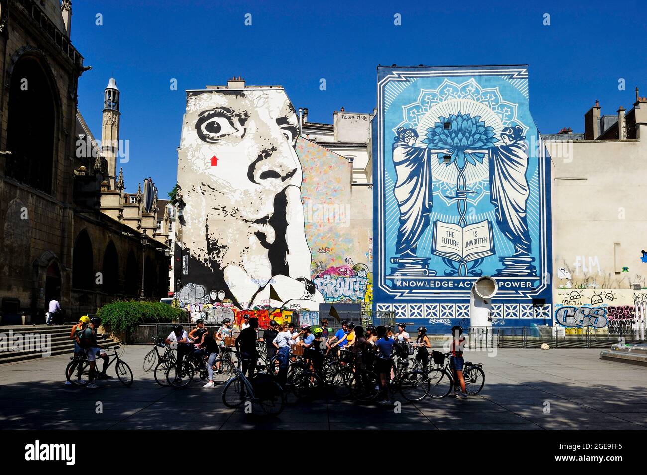 FRANCIA, PARIGI (75) 4 ° ARRONDISSEMENT, PIAZZA IGOR-STRAVINSKY, STREET ART, 'CHUUUUTTT!!!' AUTORITRATTO DI AEROSOL JEF, TOUR GUIDATO IN BICICLETTA Foto Stock