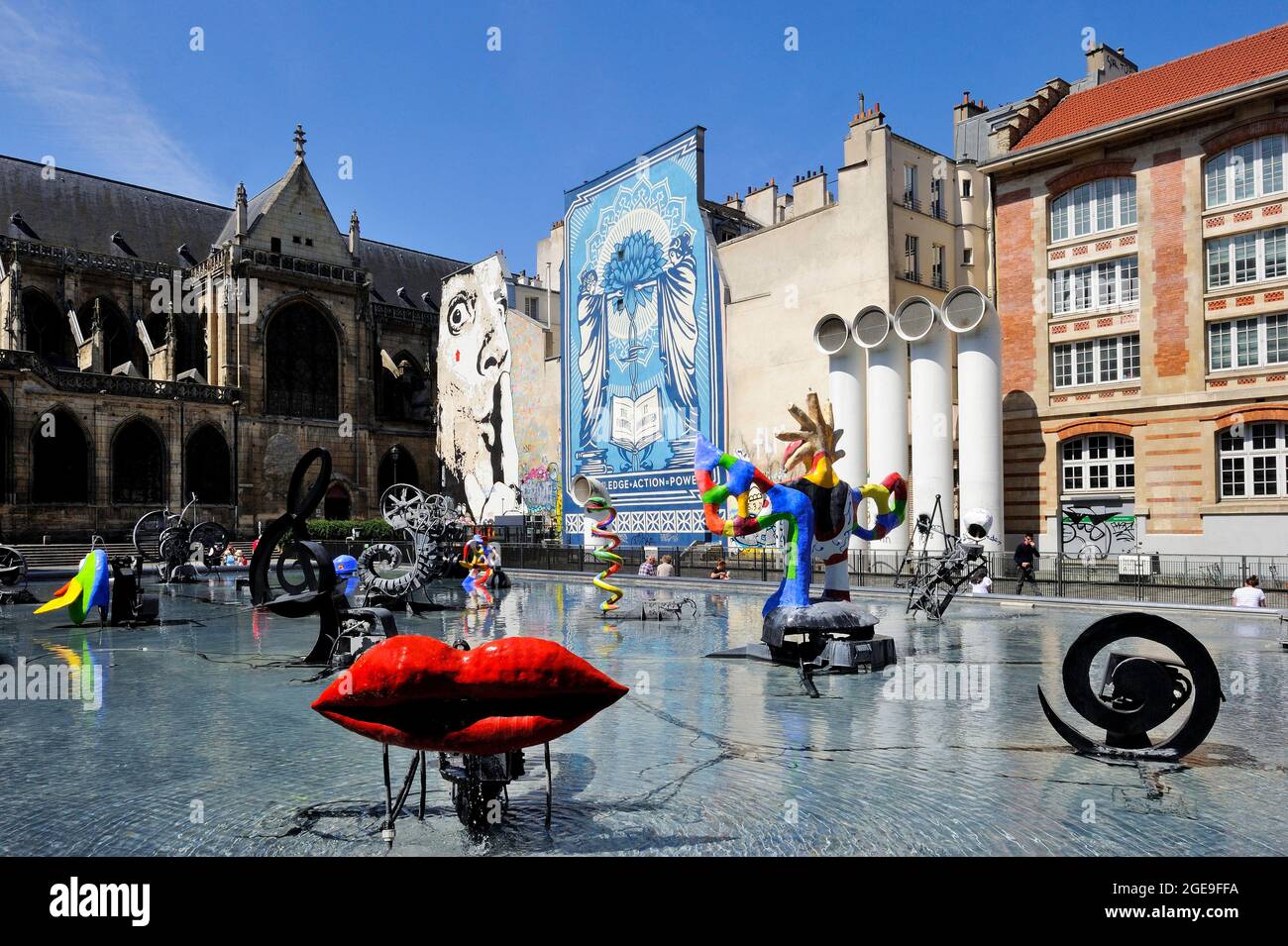 FRANCIA, PARIGI (75) 4 ° ARRONDISSEMENT, PIAZZA IGOR-STRAVINSKY E FONTANA STRAVINSKY DI JEAN TINGUELY E NIKI DE SAINT PHALLE, STREET ART 'CHUUUUTTT! Foto Stock