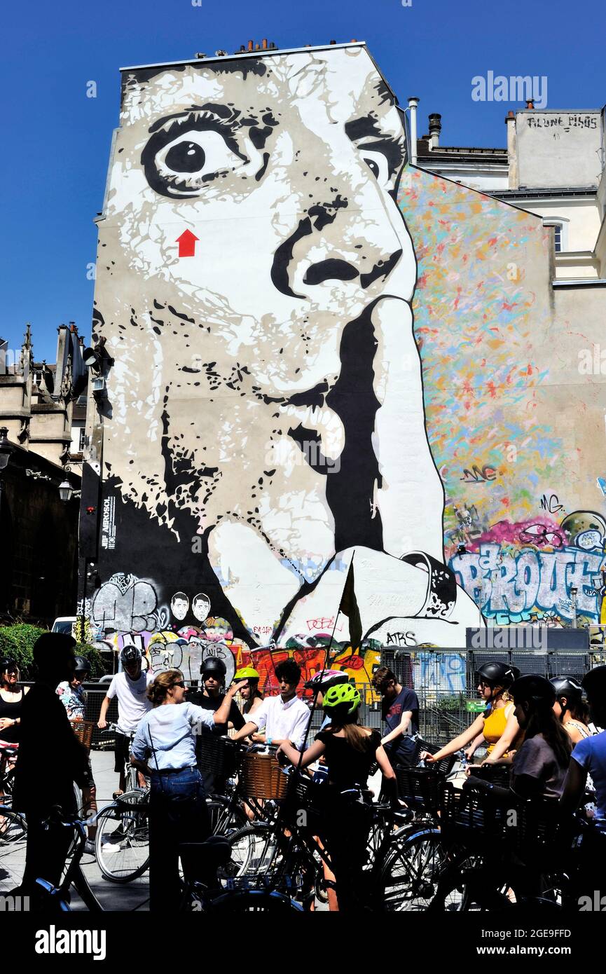 FRANCIA, PARIGI (75) 4 ° ARRONDISSEMENT, PIAZZA IGOR-STRAVINSKY, STREET ART, 'CHUUUUTTT!!!' AUTORITRATTO DI AEROSOL JEF, TOUR GUIDATO IN BICICLETTA Foto Stock