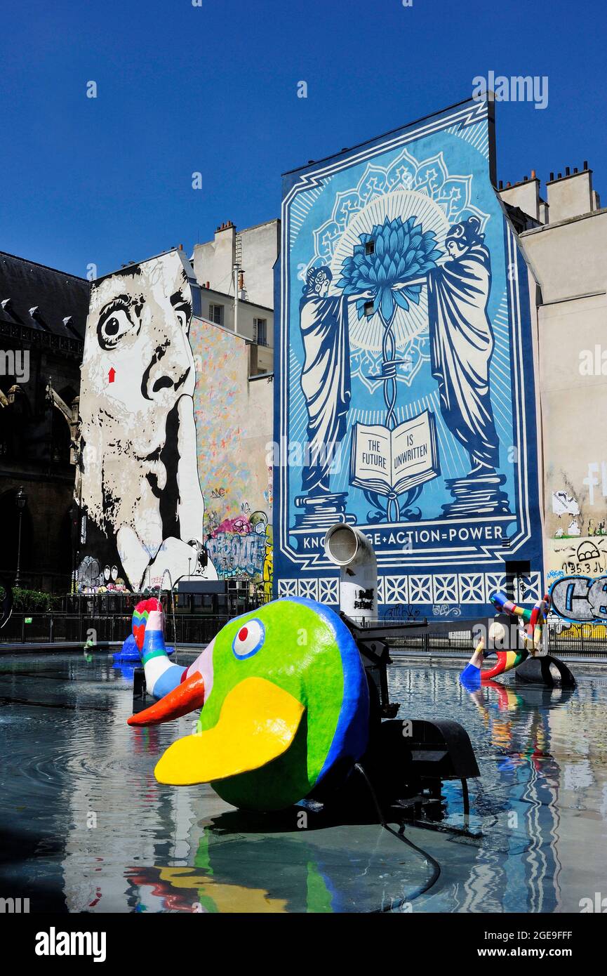 FRANCIA, PARIGI (75) 4 ° ARRONDISSEMENT, PIAZZA IGOR-STRAVINSKY E FONTANA STRAVINSKY DI JEAN TINGUELY E NIKI DE SAINT PHALLE, STREET ART 'CHUUUUTTT! Foto Stock
