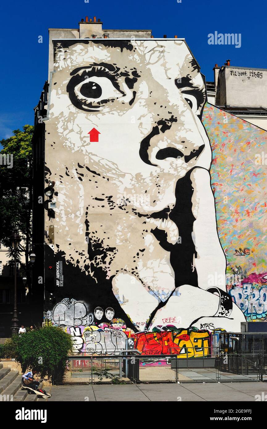 FRANCIA, PARIGI (75) 4 ° ARRONDISSEMENT, PIAZZA IGOR-STRAVINSKY, STREET ART, 'CHUUUUTTT!!!' SELFPORTRAIT DI JEF AEROSOL, NEL TERRENO POSTERIORE SAINT-MERRI CHURC Foto Stock