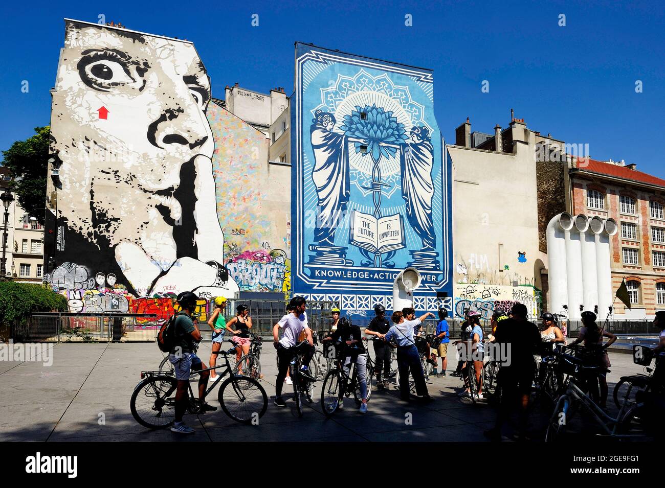 FRANCIA, PARIGI (75) 4 ° ARRONDISSEMENT, PIAZZA IGOR-STRAVINSKY, STREET ART, 'CHUUUUTTT!!!' AUTORITRATTO DI AEROSOL JEF, TOUR GUIDATO IN BICICLETTA Foto Stock