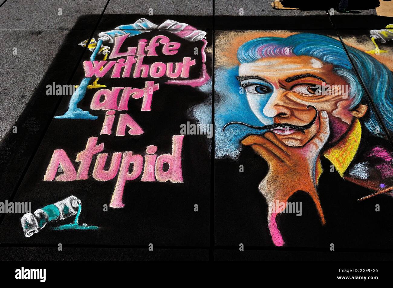 FRANCIA, PARIGI (75) 4 ° ARRONDISSEMENT, PIAZZA IGOR-STRAVINSKY, DISEGNO DI GESSO DI UN ARTISTA DI STRADA (SALVADOR DALI) Foto Stock