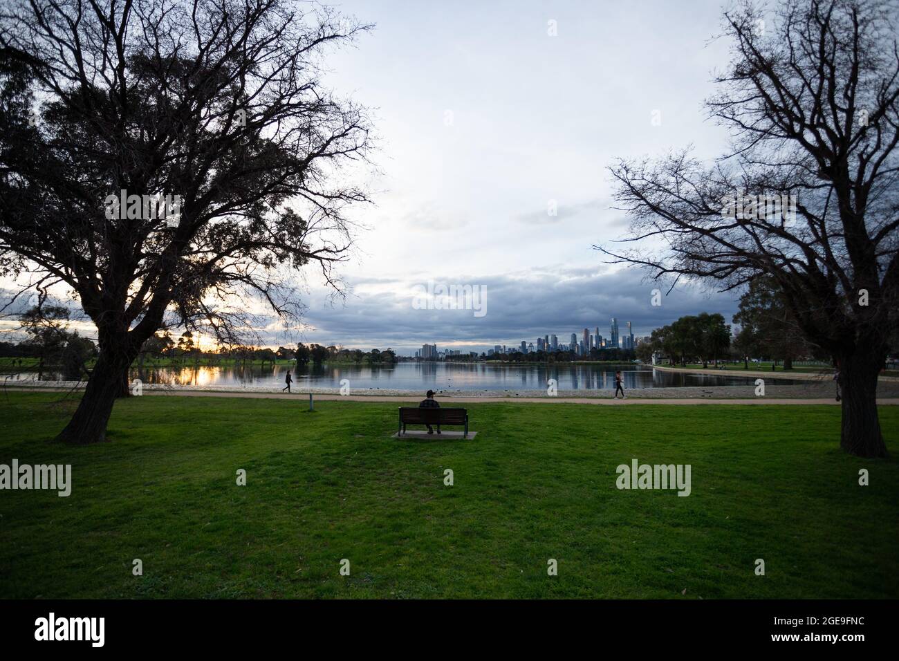 Melbourne, Australia, 18 agosto 2021. Una vista del lago Albert Park durante il secondo giorno di un marciapiede, parchi giochi chiusi, e un ritorno ai permessi di lavoro sotto un continuo 6 ° blocco COVID a Melbourne. Credit: Dave Hewison/Speed Media/Alamy Live News Foto Stock