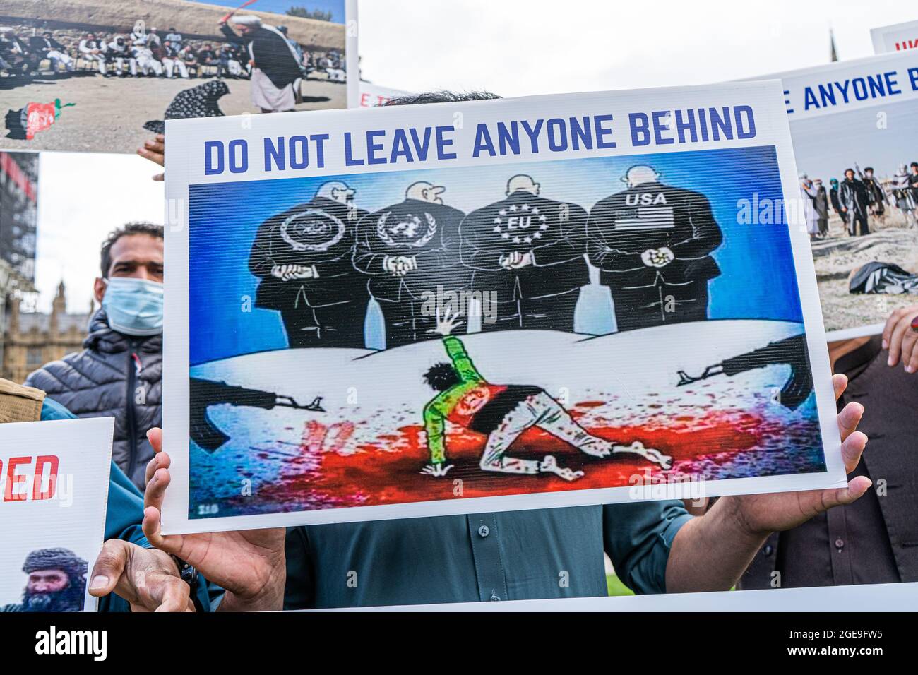 WESTMINSTER LONDRA 18 agosto 2021. Gli ex interpreti dell'esercito britannico in Afghanistan hanno organizzato una protesta al di fuori del Parlamento chiedendo una maggiore protezione per i traduttori rimasti a Kabul dopo che i talebani hanno assunto il potere in Afghanistan subito dopo il ritiro delle truppe britanniche e statunitensi. Il Parlamento britannico è stato ricordato con il ritorno degli MPS dalla pausa estiva per discutere la crisi afghana e il reinsediamento dei rifugiati afghani. Credit amer Ghazzal/Alamy Live News Foto Stock