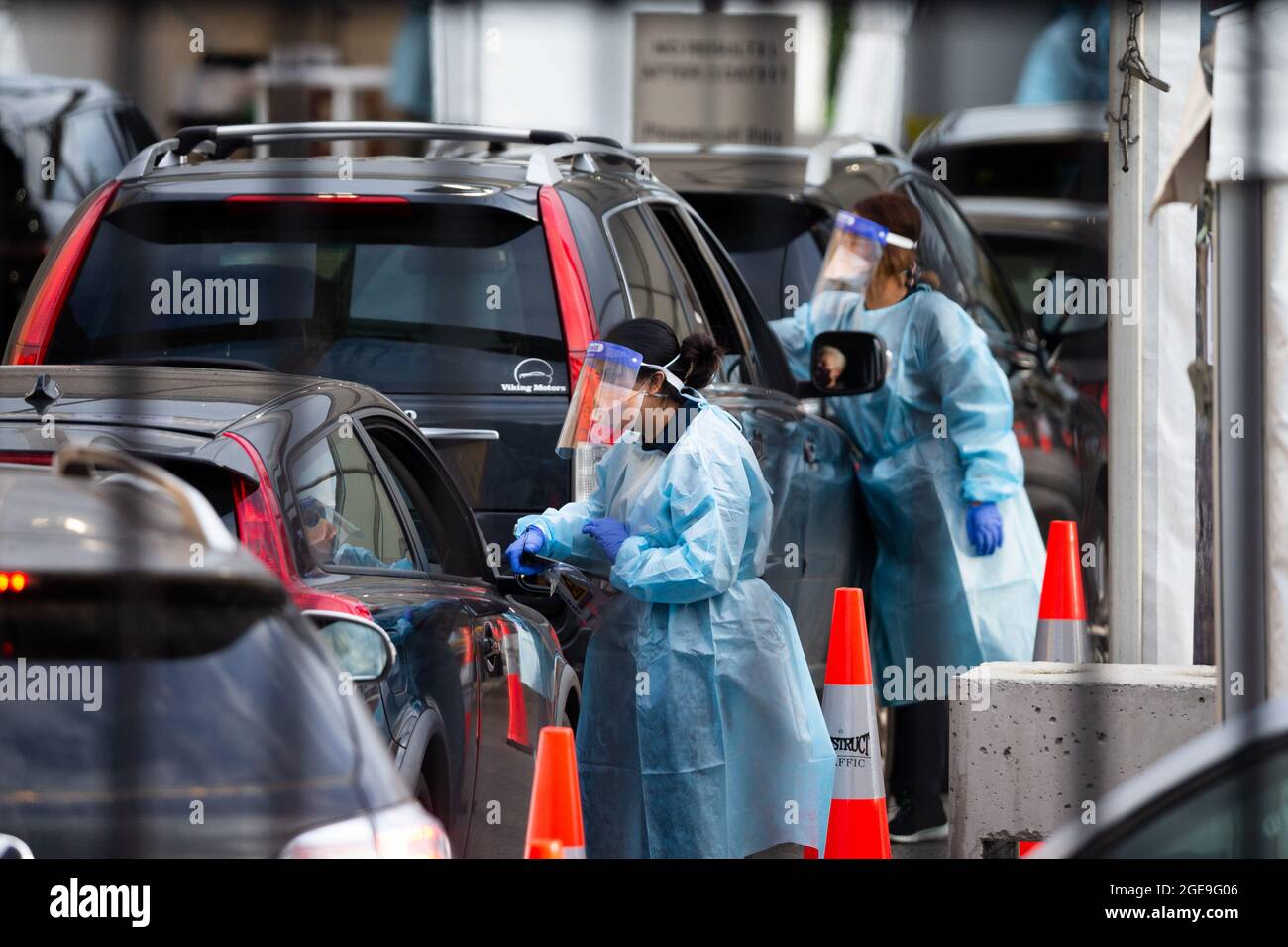 Melbourne, Australia, 18 agosto 2021. Gli operatori sanitari sono visti in DPI completi mentre effettuano test COVID presso il St Kilda Mobile Testing Site durante il secondo giorno di un curfews, parchi giochi chiusi, e un ritorno ai permessi di lavoro in un continuo 6 ° blocco COVID a Melbourne. Credit: Dave Hewison/Speed Media/Alamy Live News Foto Stock