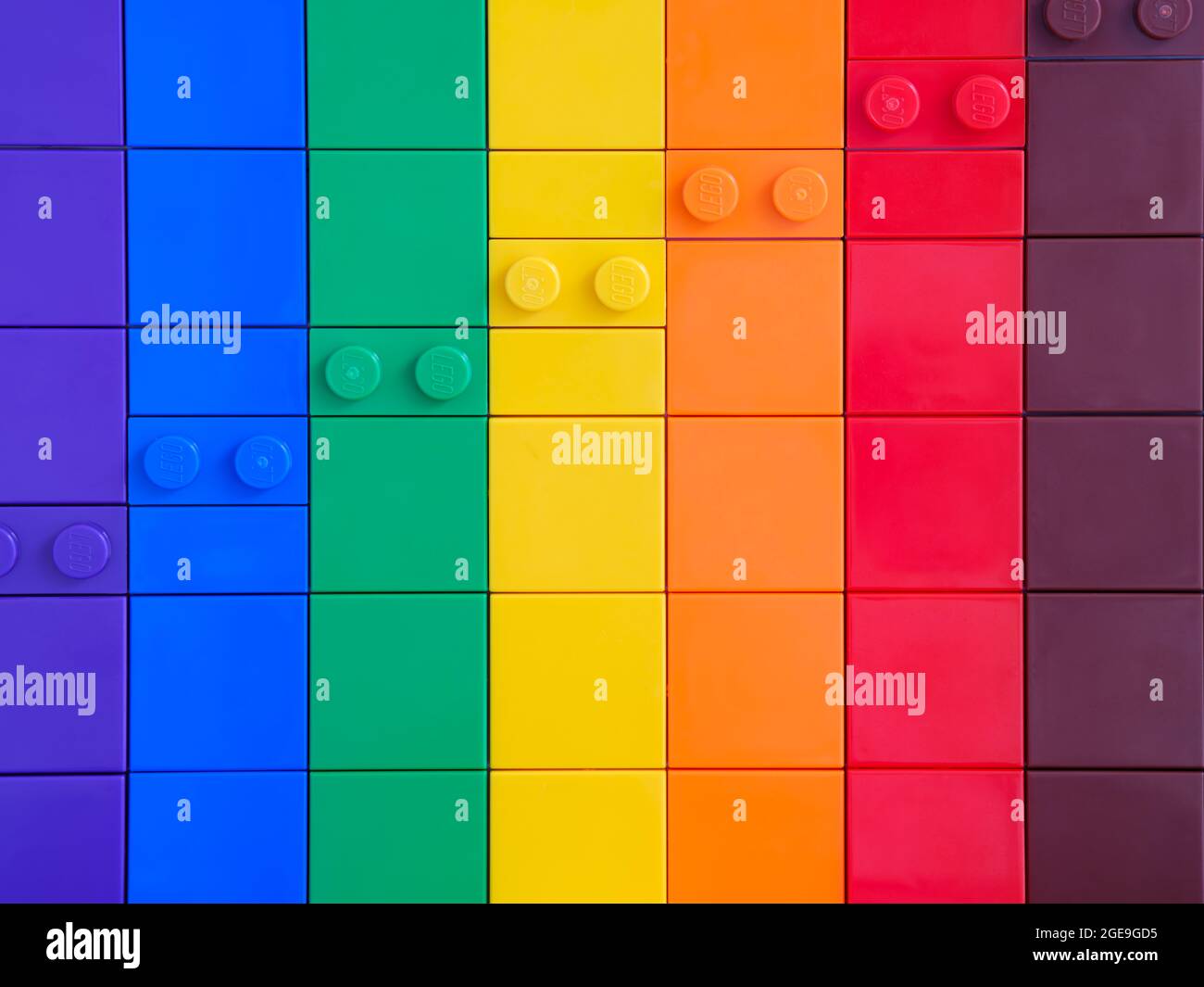 Tambov, Federazione Russa - 2021 agosto 12 sfondo dell'arcobaleno Lego. Foto Stock