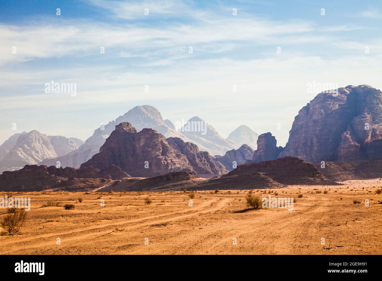 Le formazioni di roccia nel deserto giordano a Wadi Rum o a valle della luna. Foto Stock