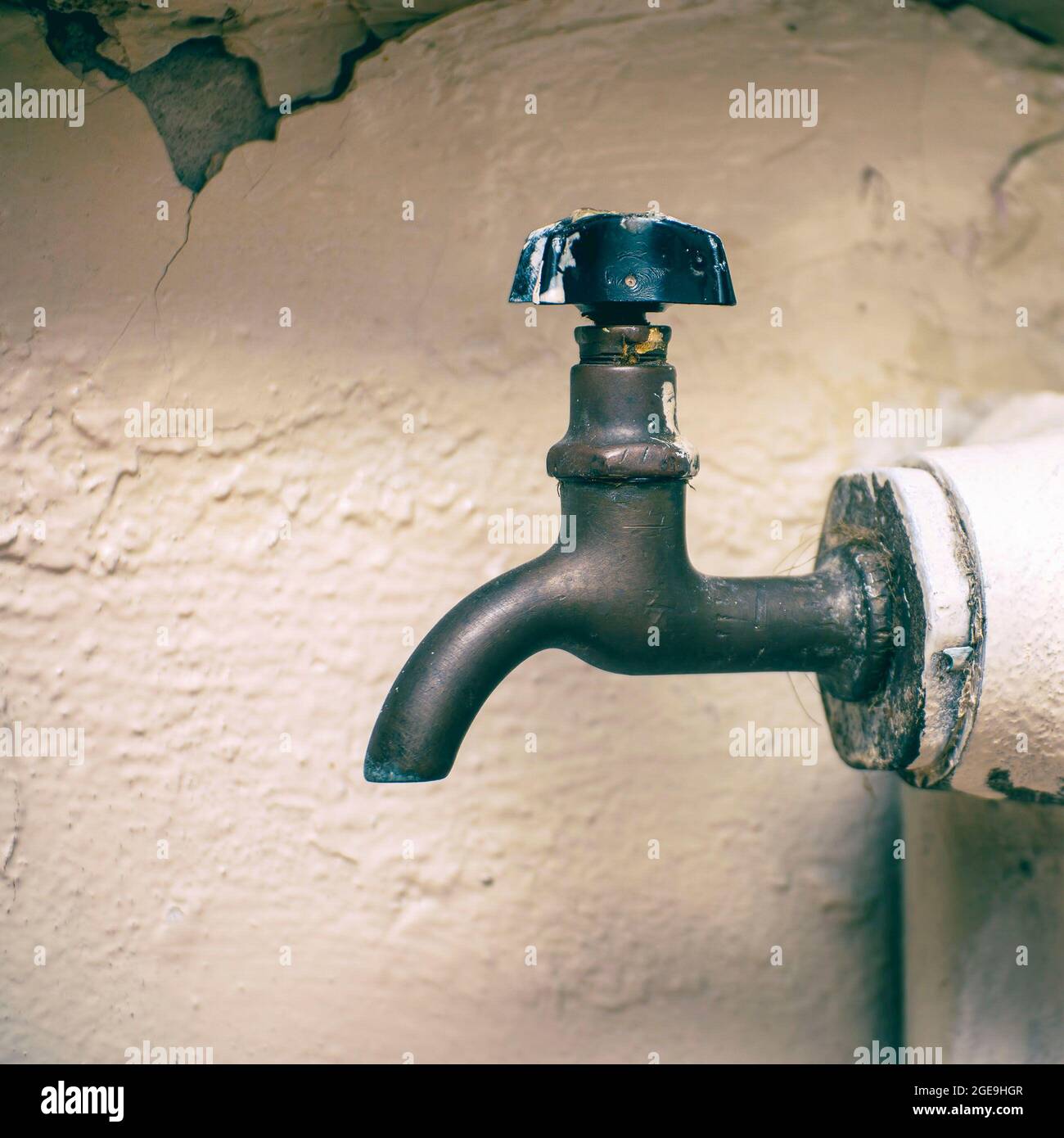 Rubinetto per scaricare l'acqua su un vecchio riscaldamento a vapore in ghisa batteria Foto Stock
