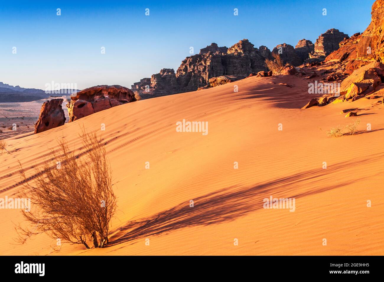 Il sole tramonta nel deserto giordano a Wadi Rum o la Valle della Luna. Foto Stock