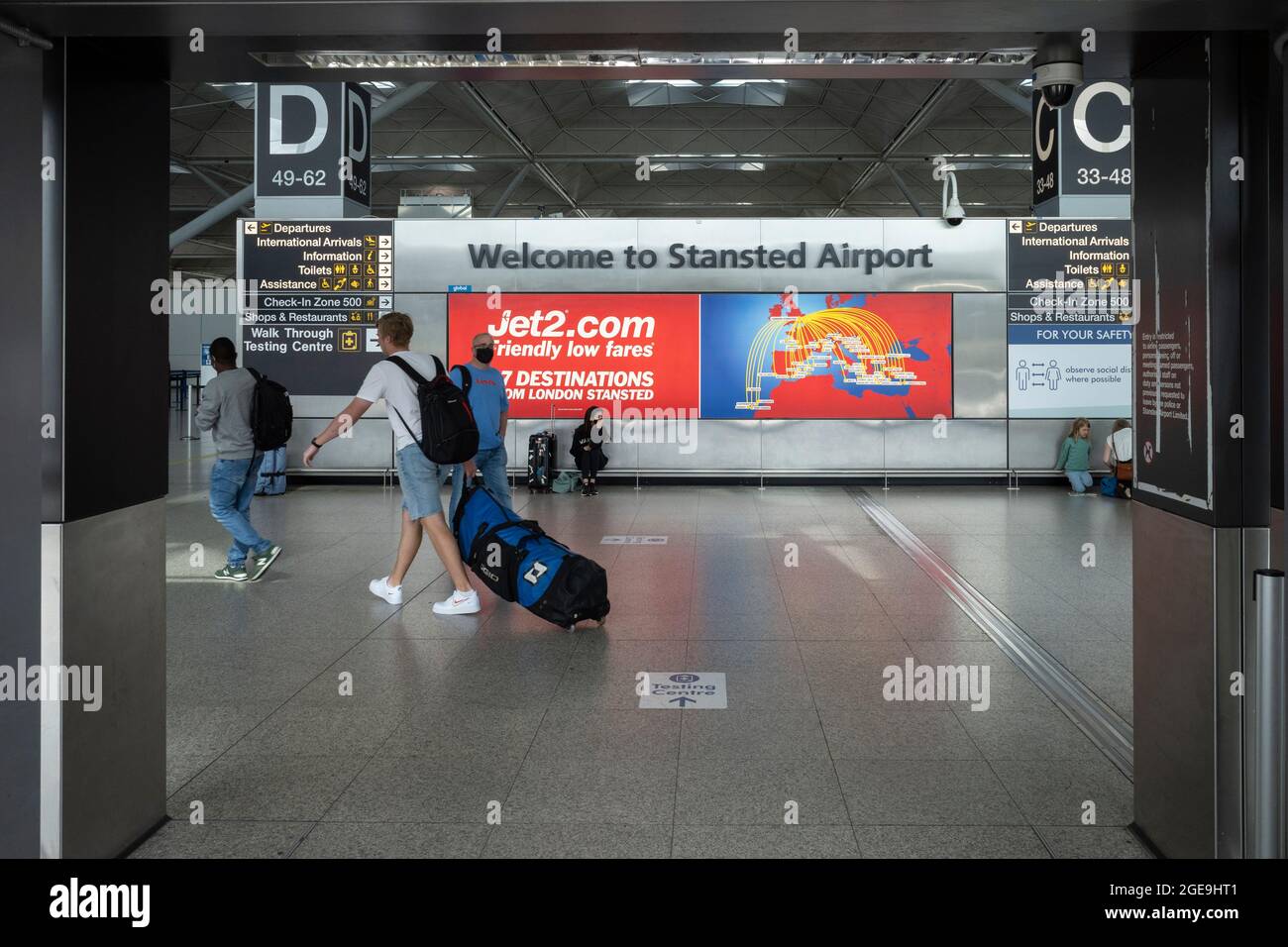 18 agosto 2021, Londra, Regno Unito. Un numero moderato di viaggiatori è visto passare attraverso le partenze all'aeroporto di Londra Stansted. Se da un lato lo status di doppia vaccinazione e il ‘Passo del Covid del NHS’ hanno reso i viaggi più semplici per alcuni, dall’altro c’è una forte frustrazione per quanto riguarda i costi e l’inefficienza dei test PCR privati obbligatori prima del volo. Londra, UK Credit: Joshua Windsor/Alamy Live News Foto Stock
