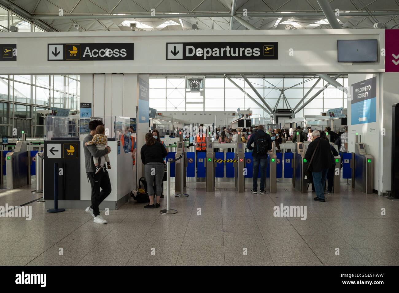 18 agosto 2021, Londra, Regno Unito. Un numero moderato di viaggiatori è visto passare attraverso le partenze all'aeroporto di Londra Stansted. Se da un lato lo status di doppia vaccinazione e il ‘Passo del Covid del NHS’ hanno reso i viaggi più semplici per alcuni, dall’altro c’è una forte frustrazione per quanto riguarda i costi e l’inefficienza dei test PCR privati obbligatori prima del volo. Londra, UK Credit: Joshua Windsor/Alamy Live News Foto Stock