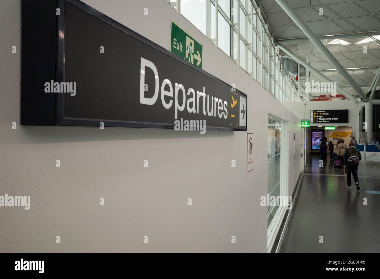 18 agosto 2021, Londra, Regno Unito. Un numero moderato di viaggiatori è visto passare attraverso le partenze all'aeroporto di Londra Stansted. Se da un lato lo status di doppia vaccinazione e il ‘Passo del Covid del NHS’ hanno reso i viaggi più semplici per alcuni, dall’altro c’è una forte frustrazione per quanto riguarda i costi e l’inefficienza dei test PCR privati obbligatori prima del volo. Londra, UK Credit: Joshua Windsor/Alamy Live News Foto Stock