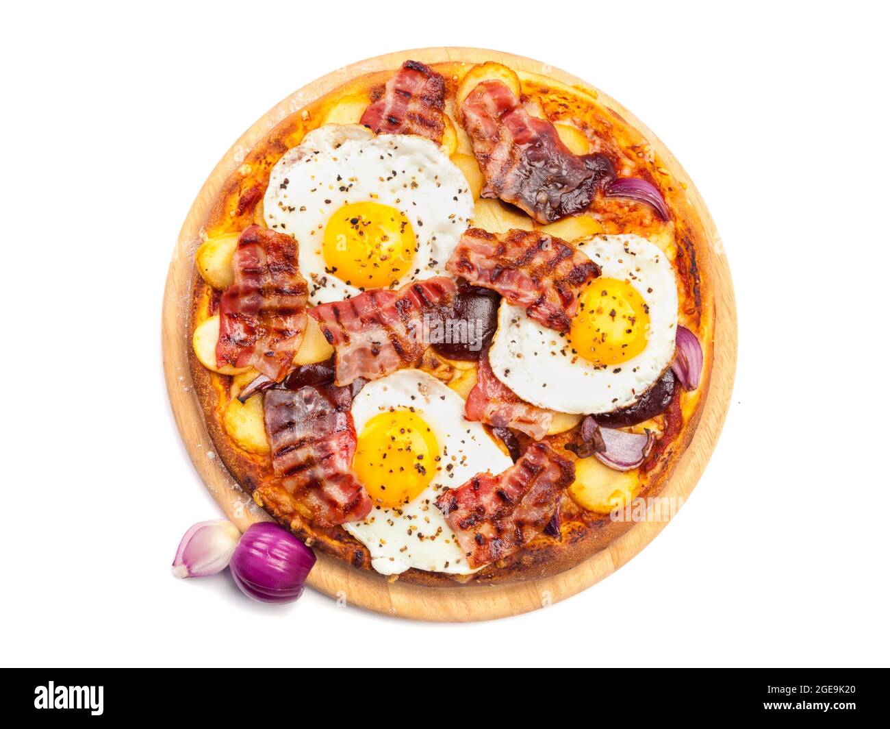 Prosciutto e uova pizze stile colazione con uova fritte, cipolle rosse  pancetta e fette di patate su piatto di legno isolato su sfondo bianco,  vista ad angolo alto Foto stock - Alamy