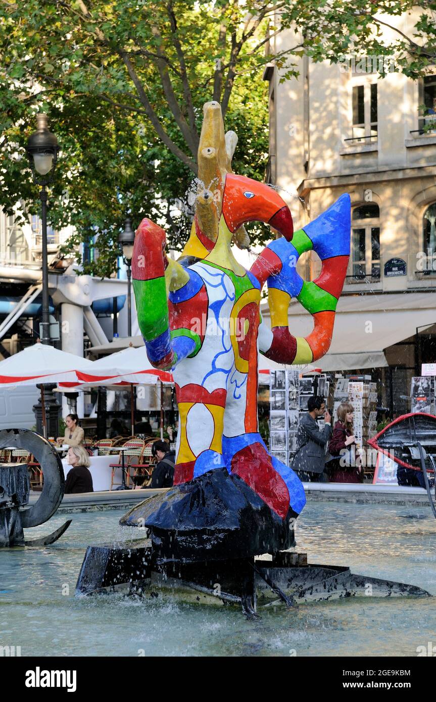 FRANCIA, PARIGI (75) 4 TH CIRCONDARIO, FONTANA SCULTURA DI PLACE IGOR STRAVINSKY Foto Stock