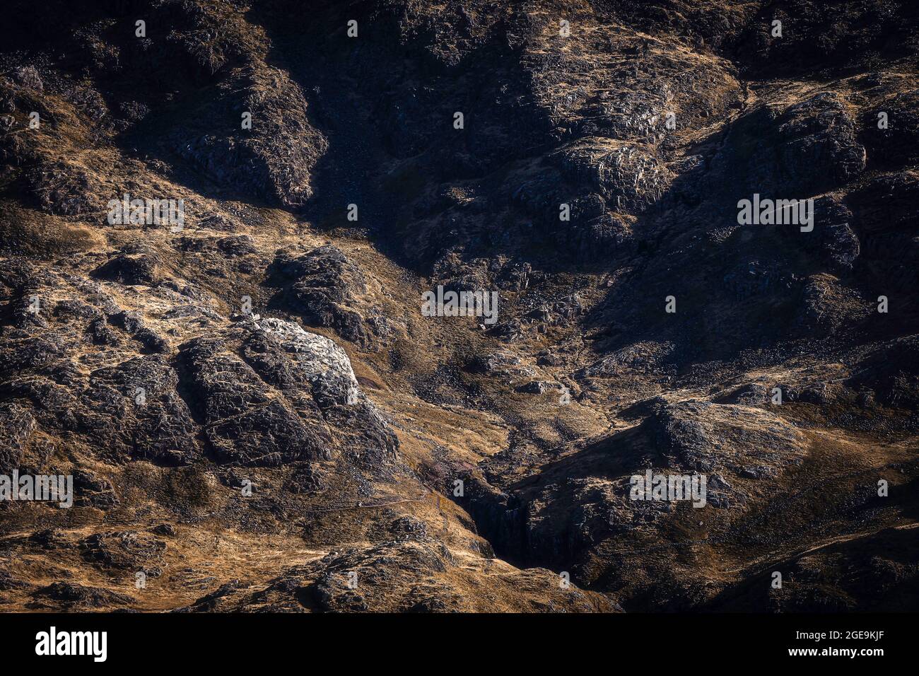 Terreno estremo.paesaggio montano maestoso catturato con teleobiettivo.lato est di Great End nel Lake District, Cumbria, Regno Unito. Foto Stock