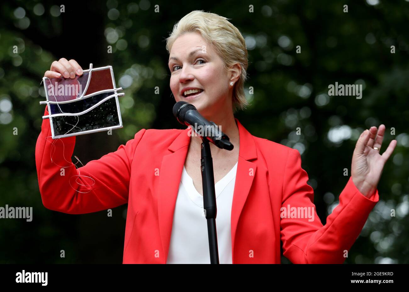 18 agosto 2021, Meclemburgo-Pomerania occidentale, Brüel: Manuela Schwesig (SPD), Ministro Presidente del Meclemburgo-Pomerania occidentale e candidato del suo partito per le prossime elezioni statali, parla al lancio della campagna del DOCUP, con il logo dello stato del Meclemburgo-Pomerania occidentale in vetro di piombo. Foto: Bernd Wüstneck/dpa-Zentralbild/dpa Foto Stock