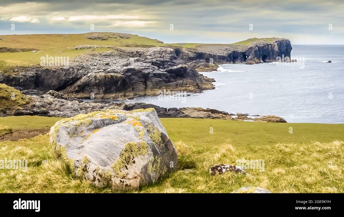 Dail Beag è una delle spiagge più pittoresche di Lewis. Sabbia, rocce, scogliere e un mare stac nel tardo pomeriggio e al tramonto forniscono ideale oppourtuni Foto Stock