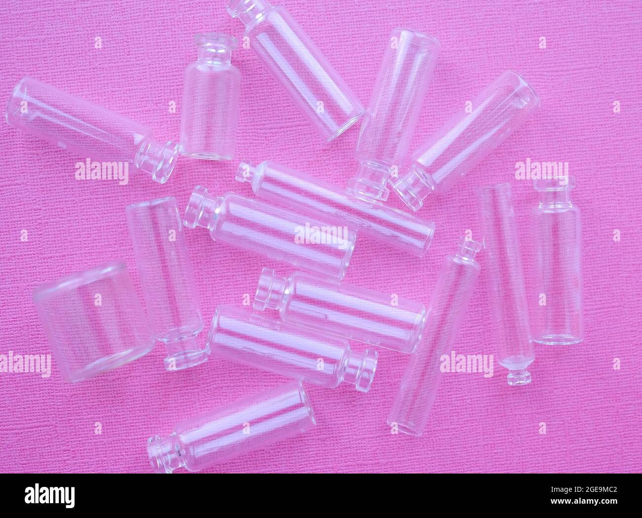 Bolle trasparenti su sfondo rosa. Vasetti di vetro. Foto Stock