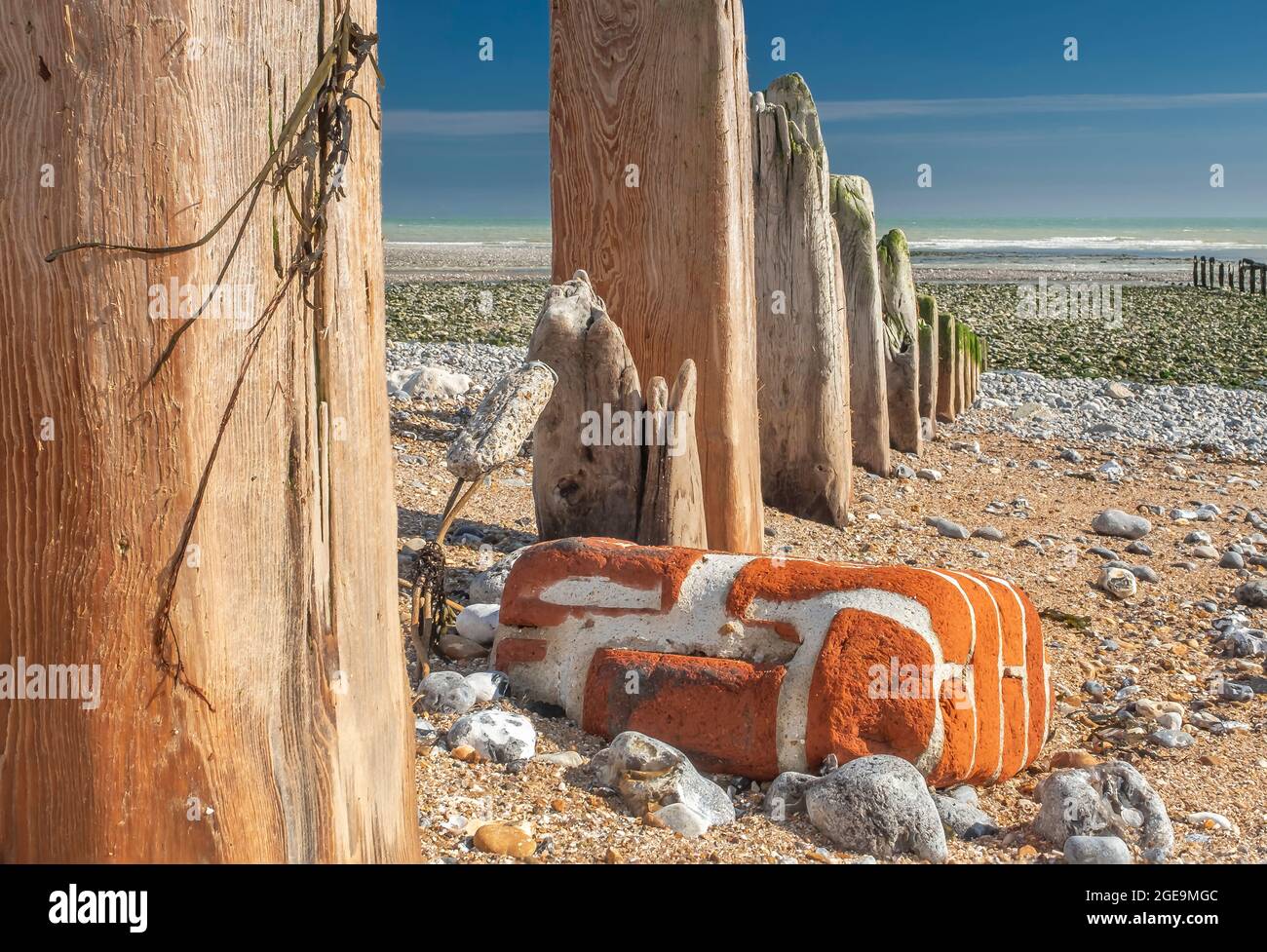 Un vecchio frangiflutti a Cuckmere Haven. Foto Stock