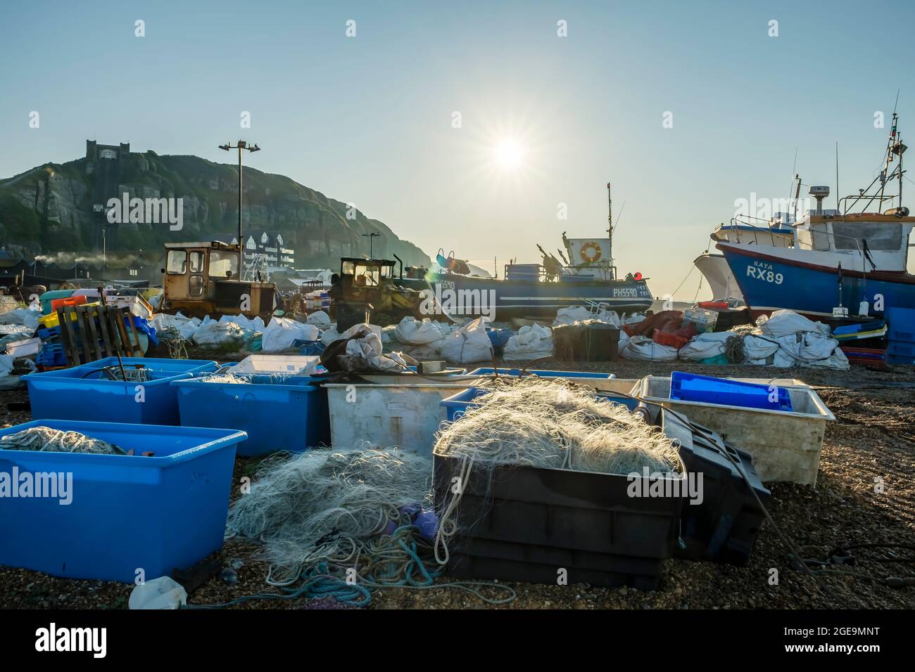 Reti e attrezzature sulla spiaggia di Stade in Hastings. Foto Stock