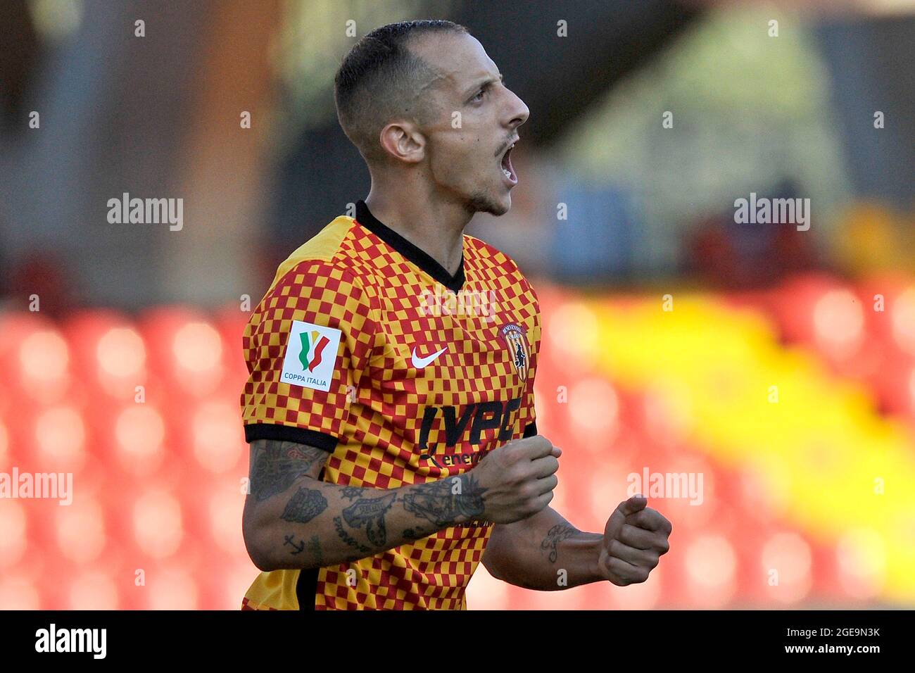 Riccardo Improta giocatore di Benevento, durante la partita di Coppa Italia  rta Benevento vs Spal risultato finale 2-1, partita disputata allo stadio  del Ciro Vigorito i Foto stock - Alamy