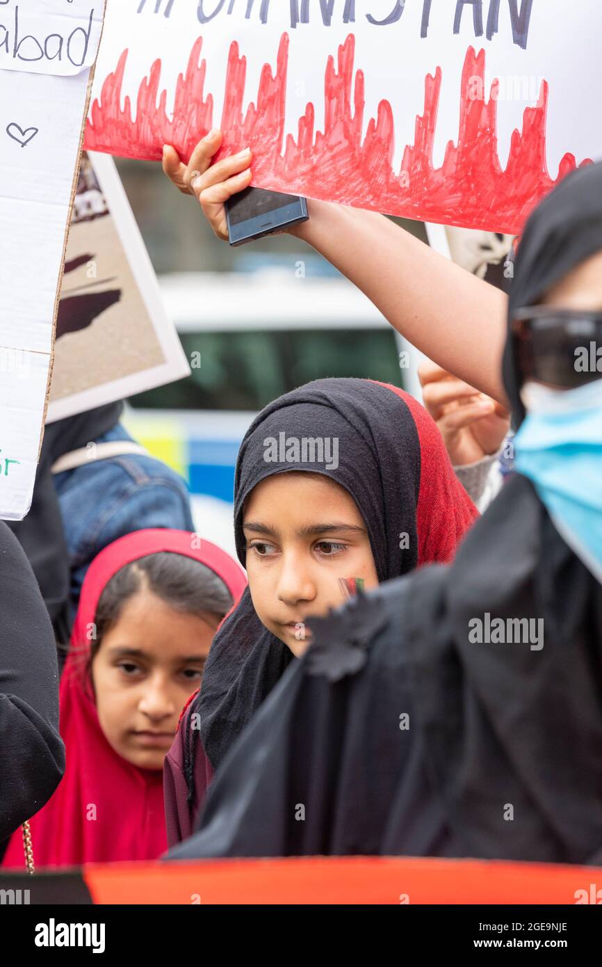 Londra UK 18 agosto 2021 sostenitori dell'Afghanistan rifugi protestano contro il parlamento durante il dibattito sulla crisi afghana. Credit Ian DavidsonAlamy Live News Foto Stock