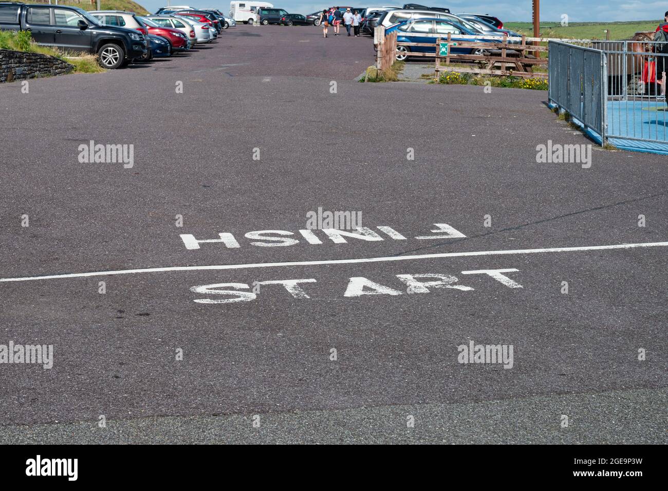 Mizen Head, Irlanda - 12 luglio 2021: La linea di partenza e di arrivo a Mizen Head per le numerose gare sportive e di beneficenza Foto Stock