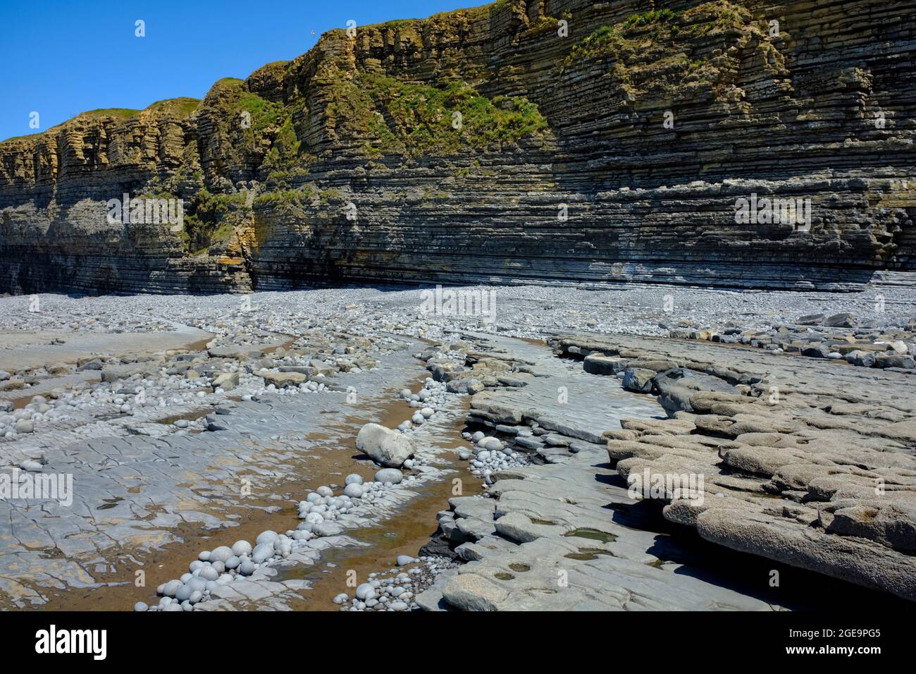 Strati di roccia sulla spiaggia e scogliere a Nash Point in Galles. Foto Stock