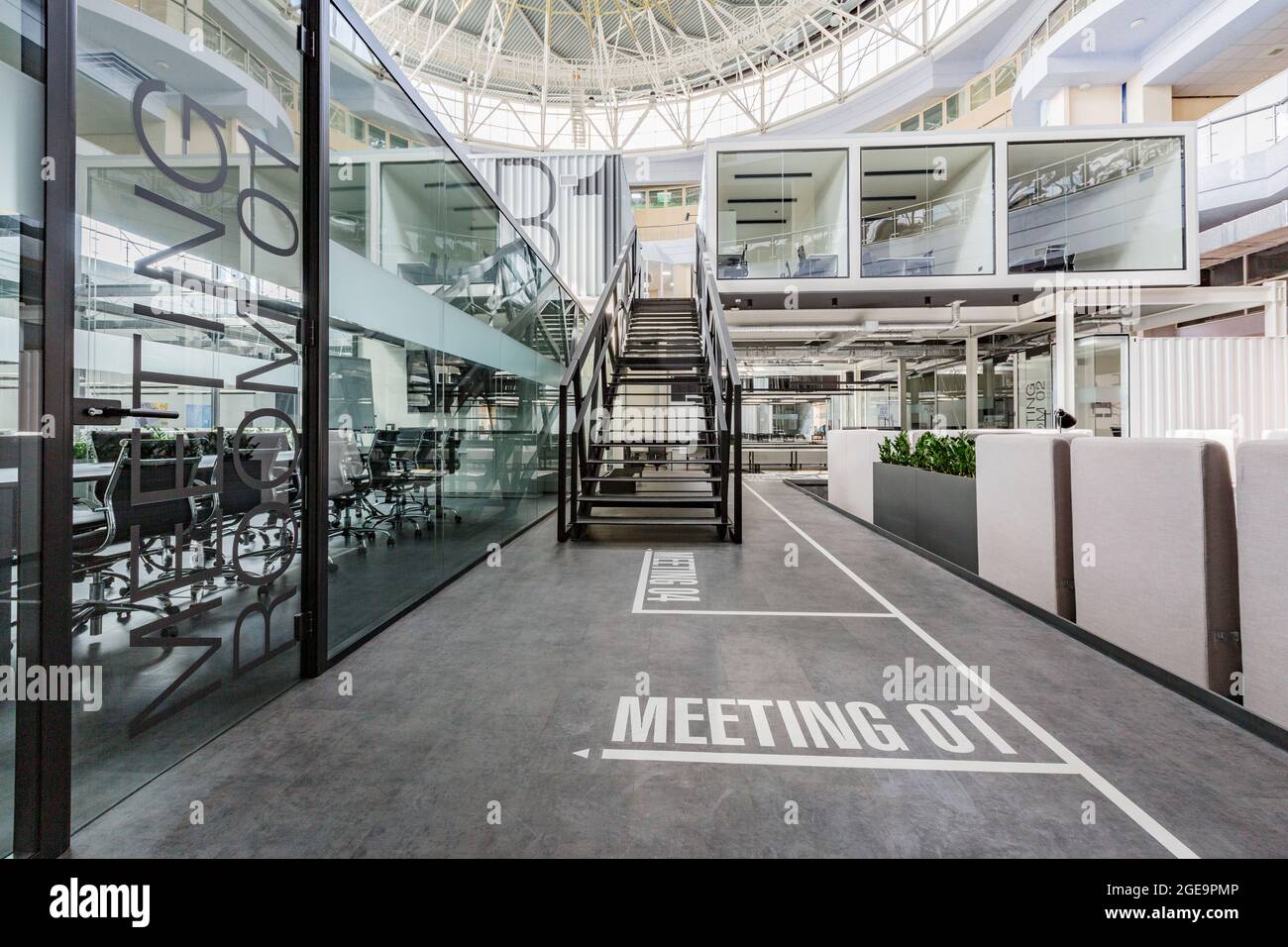 Moderno edificio per uffici con zone di lavoro individuali Foto Stock